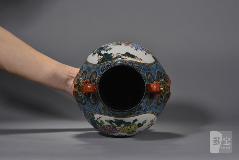 民国 仿古铜釉描金开光粉彩人物菊花纹如意耳瓶 - 图7